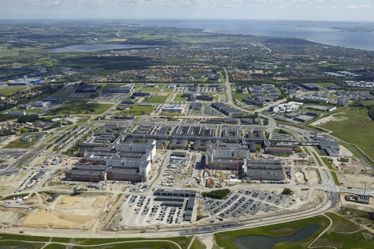 En ny månedlang forsinkelse truer færdiggørelsen af flere bygninger på DNU i Skejby ved Aarhus, fordi utætte blandingsbatterier har medført skimmelvækst. Foto: DNU.