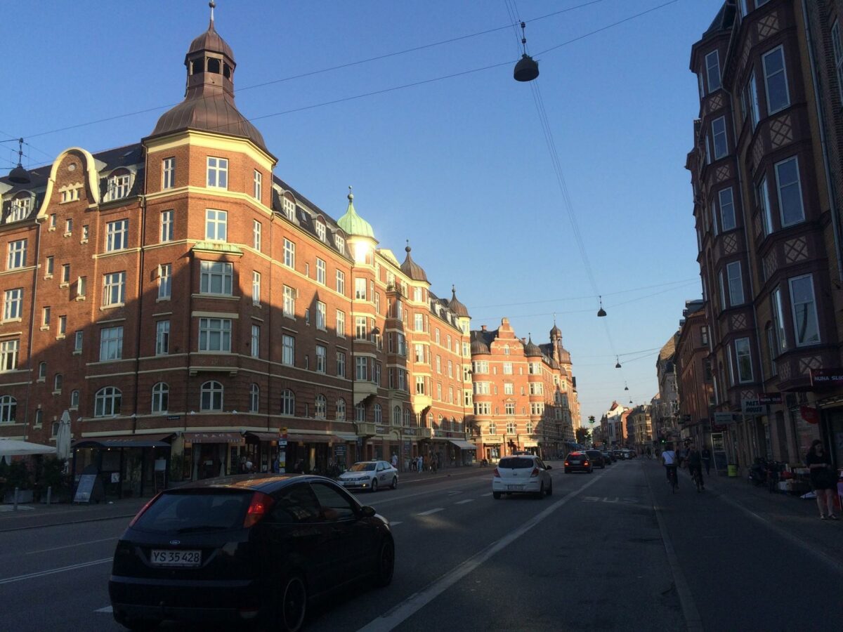 Der er spir på mange af bygningerne på Amagerbrograde, som får endnu et af slagsen, når renoveringen af Ejahus er færdig. Pressefoto.