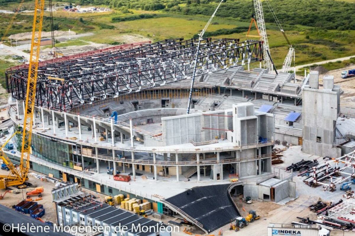 Mere end 500 personer - primært håndværkere - har indtil nu været involveret i byggeriet af Royal Arena. Foto: Hélène Mogensen de Monléon.