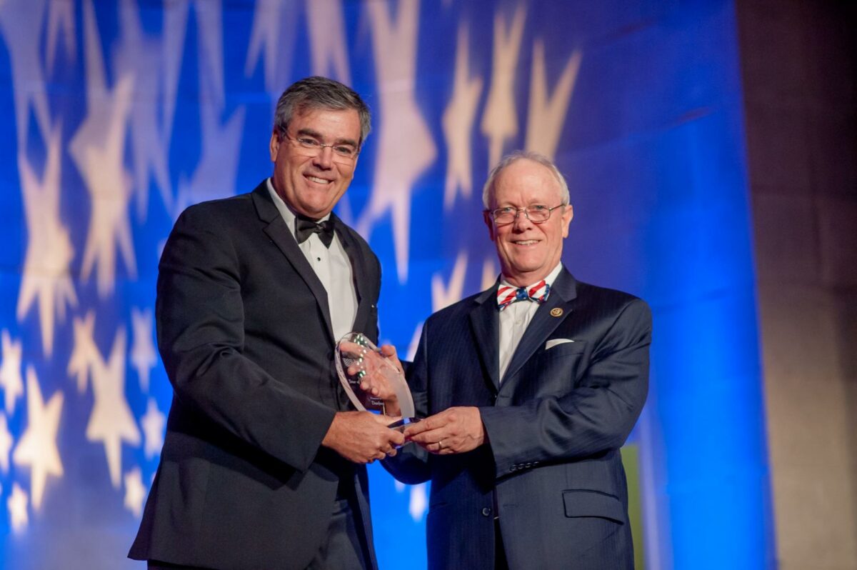 Richard Schneider (t.v.), direktør for Danfoss Turbocor Compressors, få overrakt 'Innovative Star of Energy Effiency'-prisen af Jerry McNerney fra Repræsentanternes Hus i USA under Alliance to Save Energy's årlige gala. Foto: Danfoss.