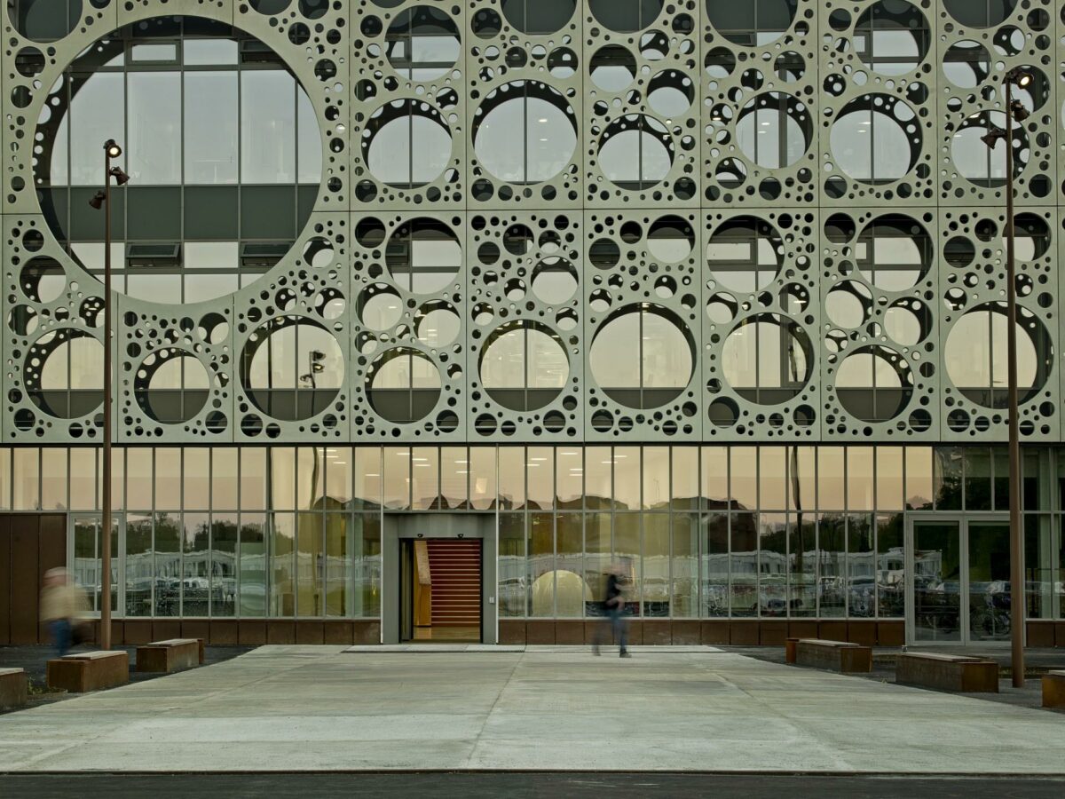 Det Tekniske Fakultet, TEK, ved Syddansk Universitet i Odense har som facadeskærm en skal i perforeret fiberbeton med bagvedliggende solafskærmning og naturlig ventilation. Hele bygningen er udført som BIM-projektering. Foto: Jørgen True.