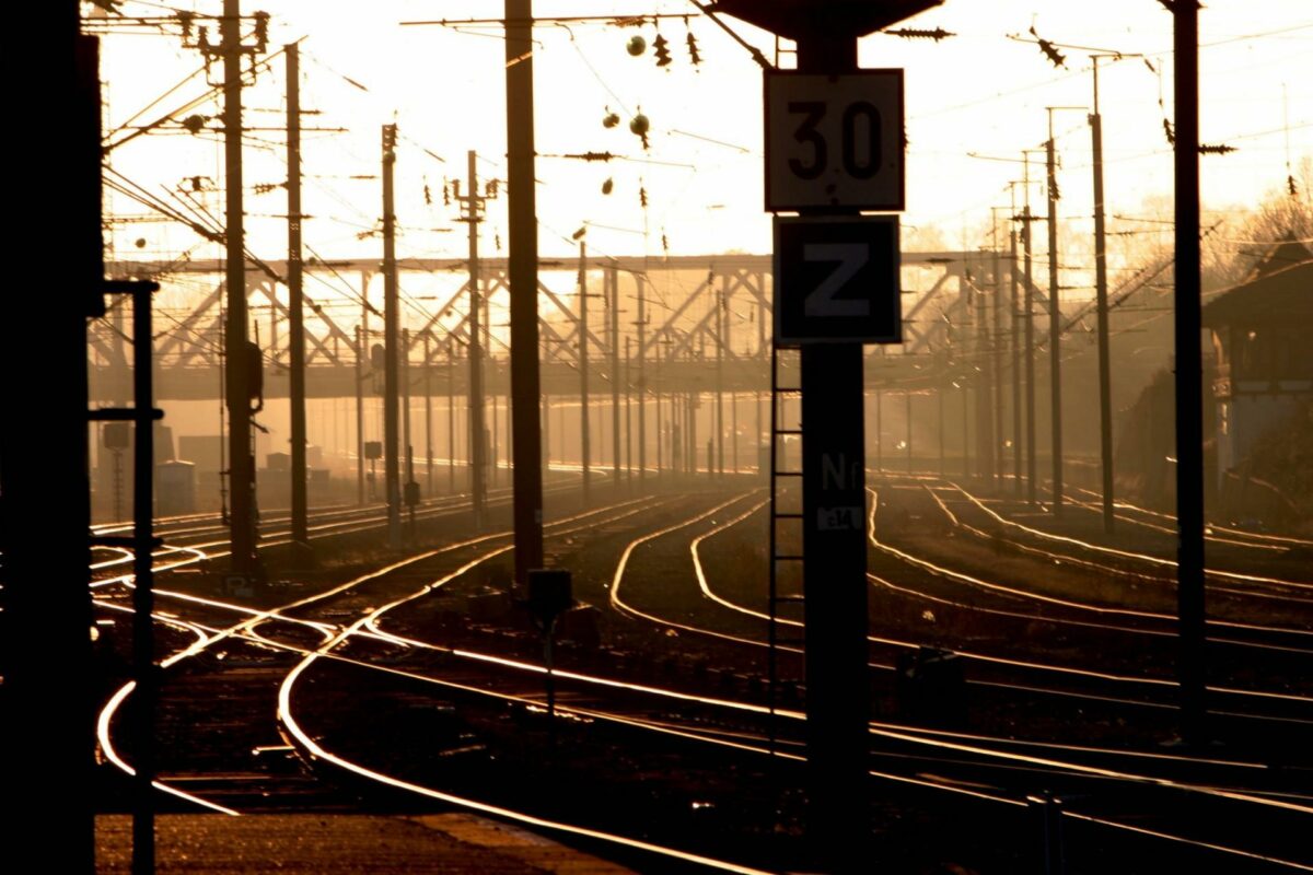 Lange udsigter for elektrificeringen af jernbanenettet og etableringen af Femern-forbindelsen giver panderynker i anlægsbranchen. Foto: Colourbox.