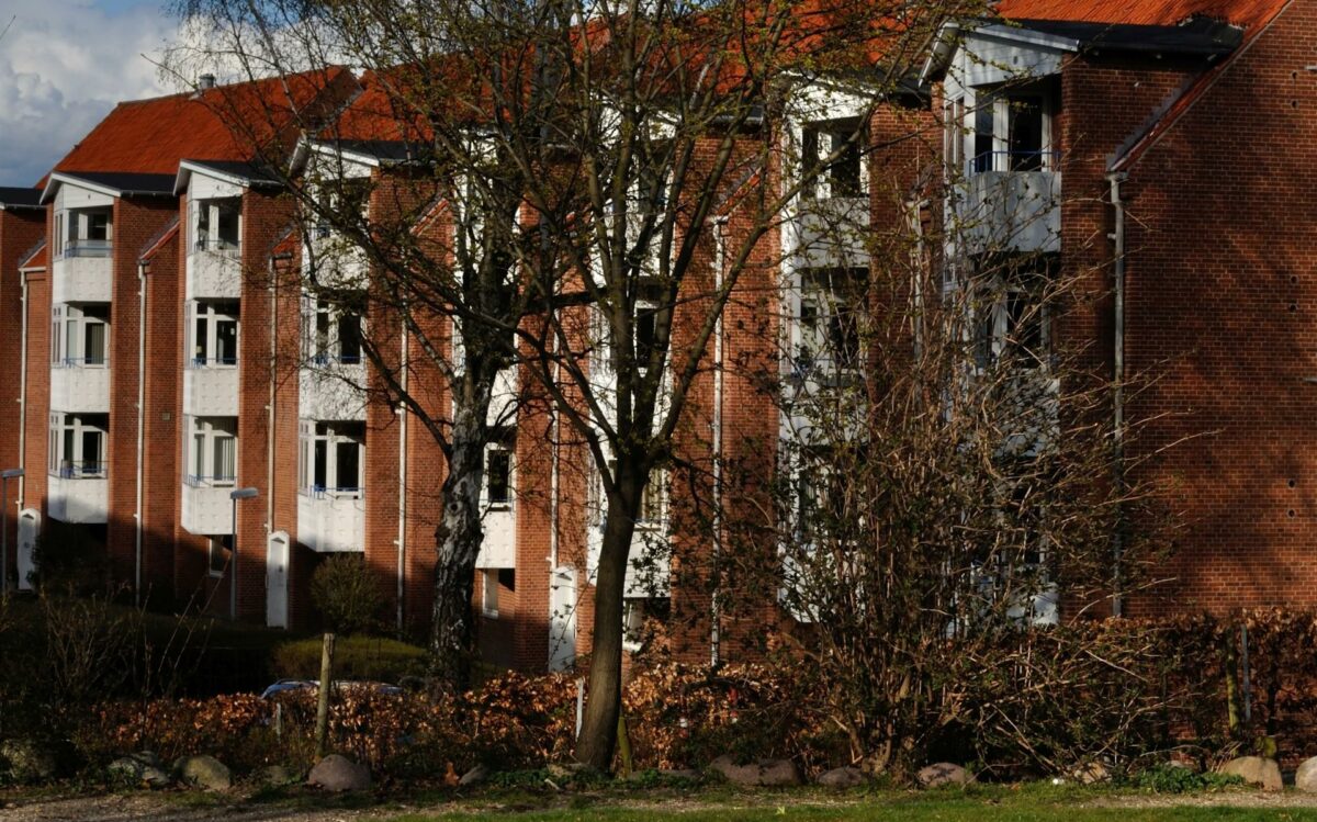 Årstiderne Arkitekter har vundet renoveringen af 72 boliger hos Haderslev Andels Boligforening. På billedet ses en boligbebyggelse i Vordingborg. Foto: Colourbox.