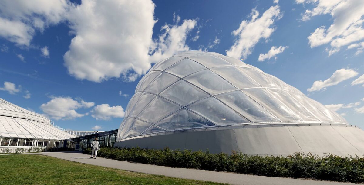 Det nye tropiske væksthus i Aarhus har luftfyldte foliepuder, som absorberer solens varme og minimerer varmetabet i den specialdesignede kugleskal. Foto: Schneider Electric.