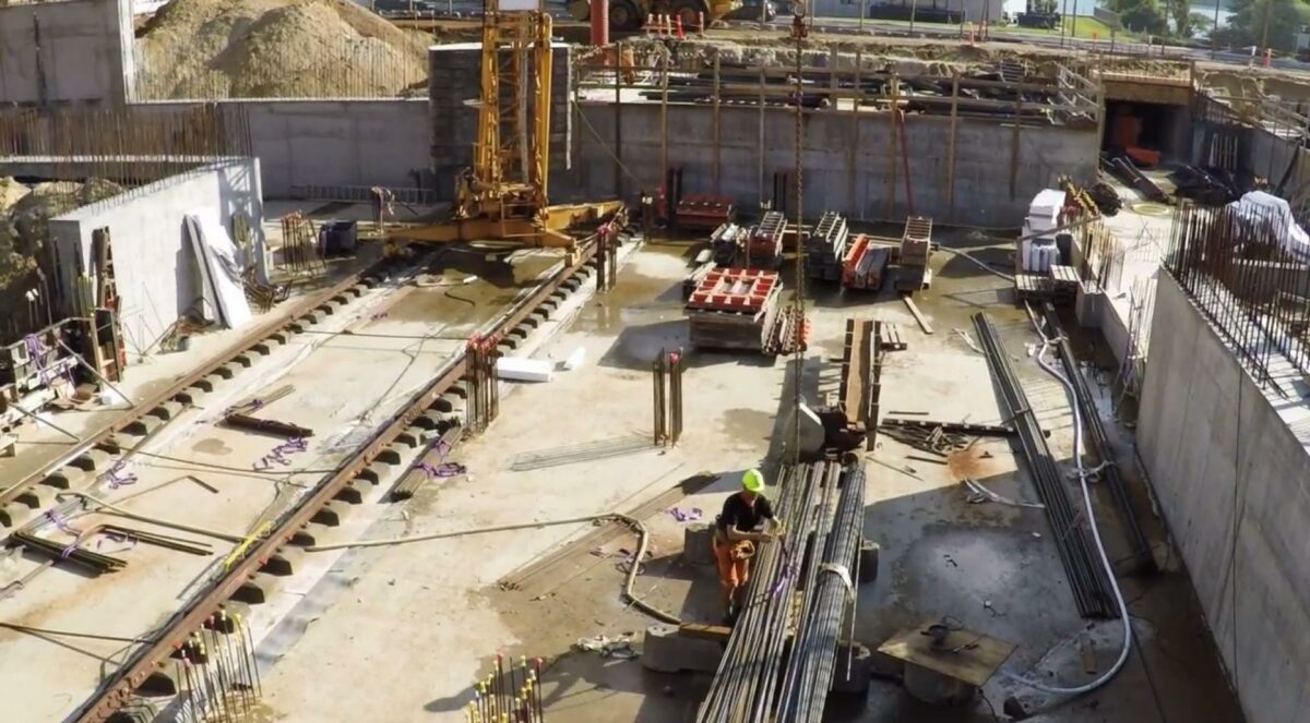 Region Midtjylland har haft en drone i luften for at filme håndværkerne, der er i fuld gang med at støbe fundamentet til det kommende akuthospital i Viborg. Foto: Screenshot fra YouTube.