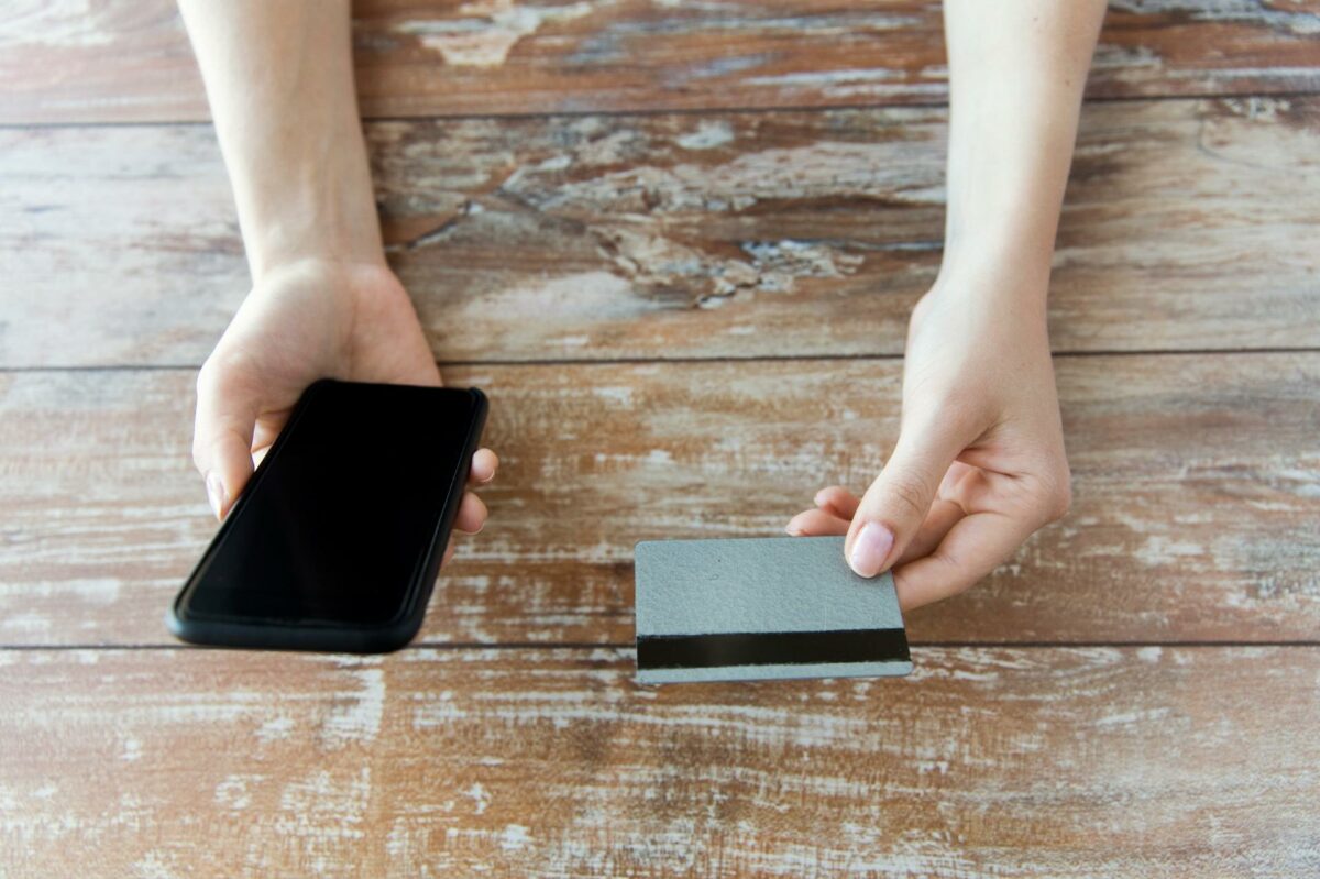 Dankort og regninger er fortid, når håndværkerne benytter sig af MobilePay Business. Foto: Colourbox.