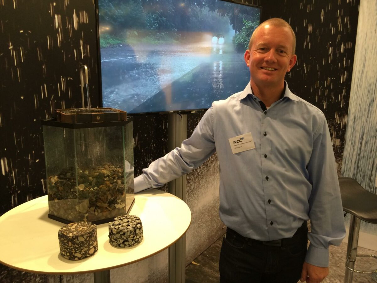 Salgschef Michael Brask fra NNC Roads. I glasset en prøve på det særlige drænsstabile grus, som koncernen har udviklet. Foto: Torben Jastram.