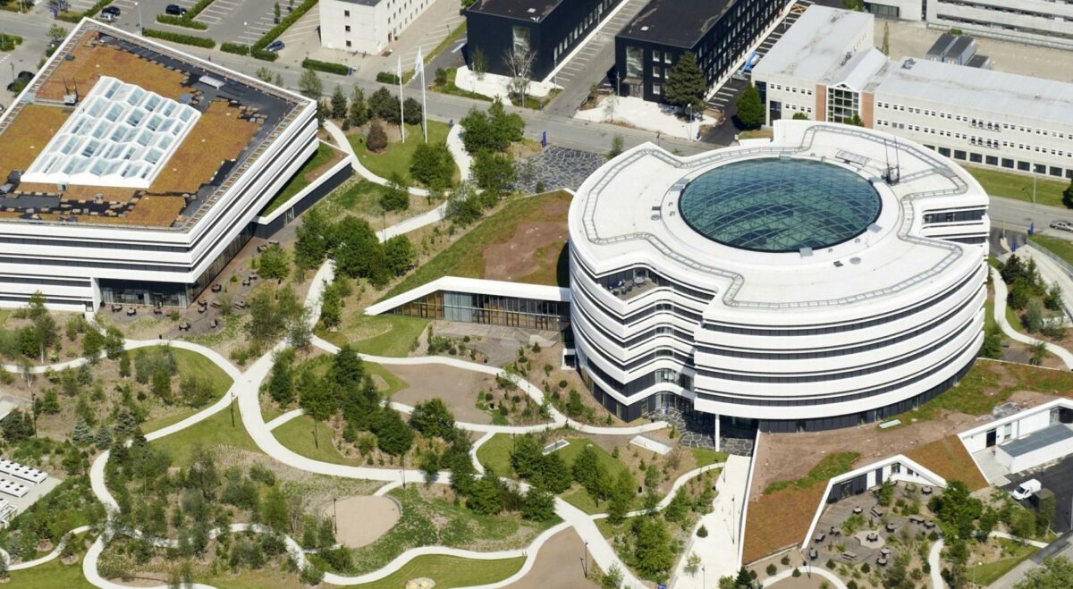 Henning Larsen Architects har tegnet Novos hovedkvarter i Bagsværd. Hvem der står bag den kommende fabrik i Hillerød melder historien ikke noget om. Foto: Novo Nordisk.