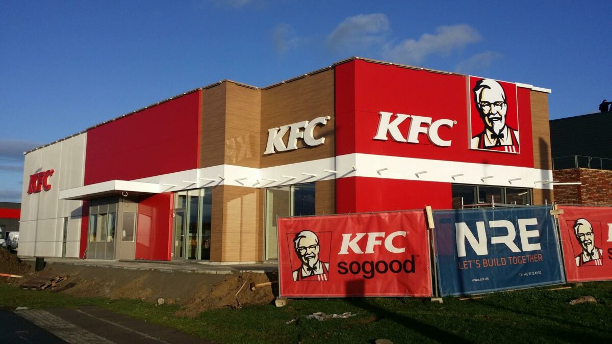 Den nye KFC restaurant ligger med synlig facade ud mod Viborgvej. De sidste ting omkring huset er ved at blive færdiggjort. KFC Tilst. Foto: NRE Denmark.
