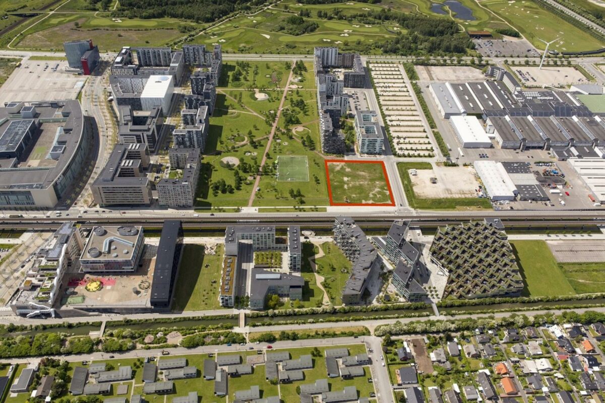 Byparken i Ørestad City er et af kvarterets centrale mødesteder, og nu bygges der på det sidste byggefelt lige op til parken. Foto: By & Havn/Ole Malling.