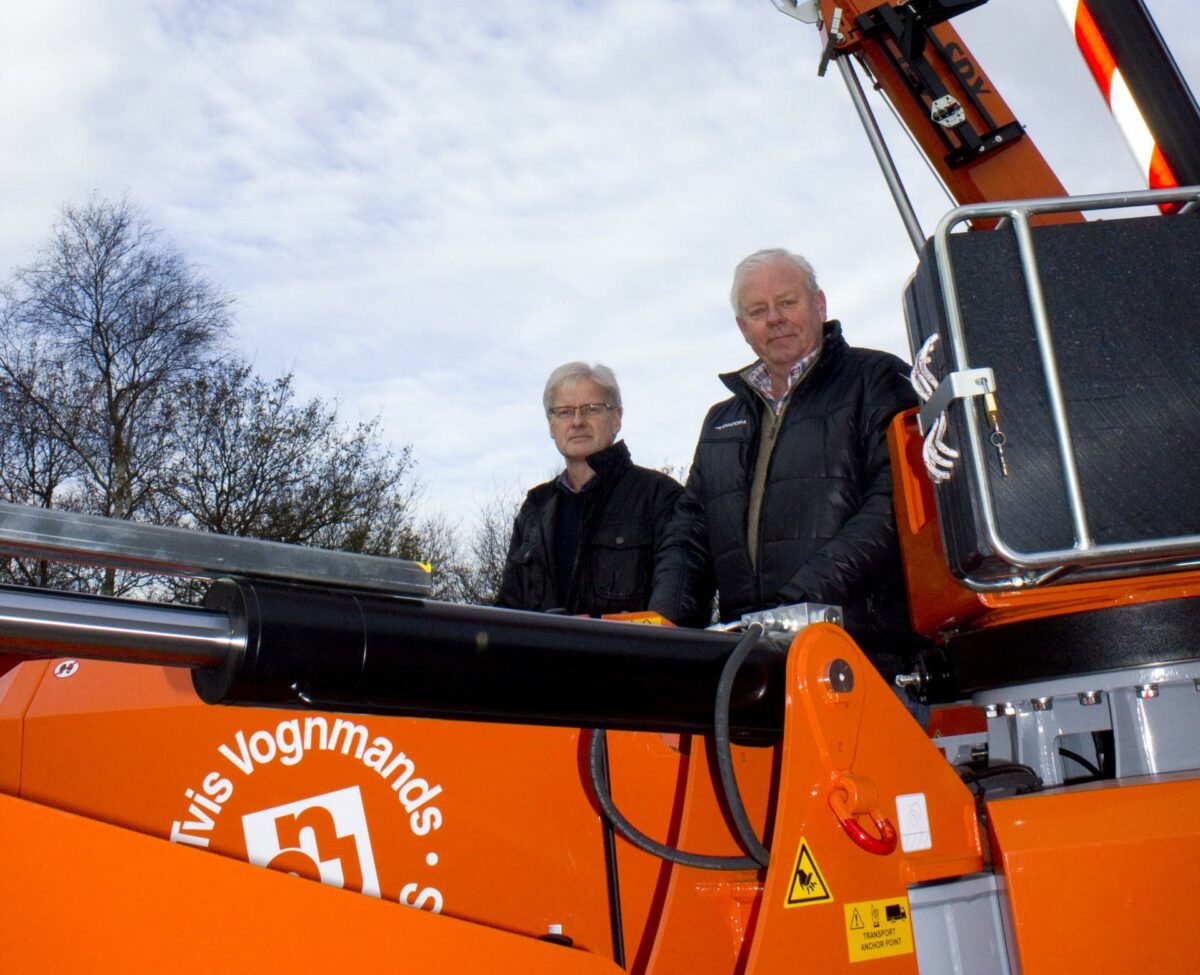 Tvis Vognmandsforretning A/S har sikret sig importen af minikraner fra italienske Jekko til glæde for direktør Preben Sørensen (tv.) og kranspecialist Poul Clemmensen. Foto: Kim Ebbesen.