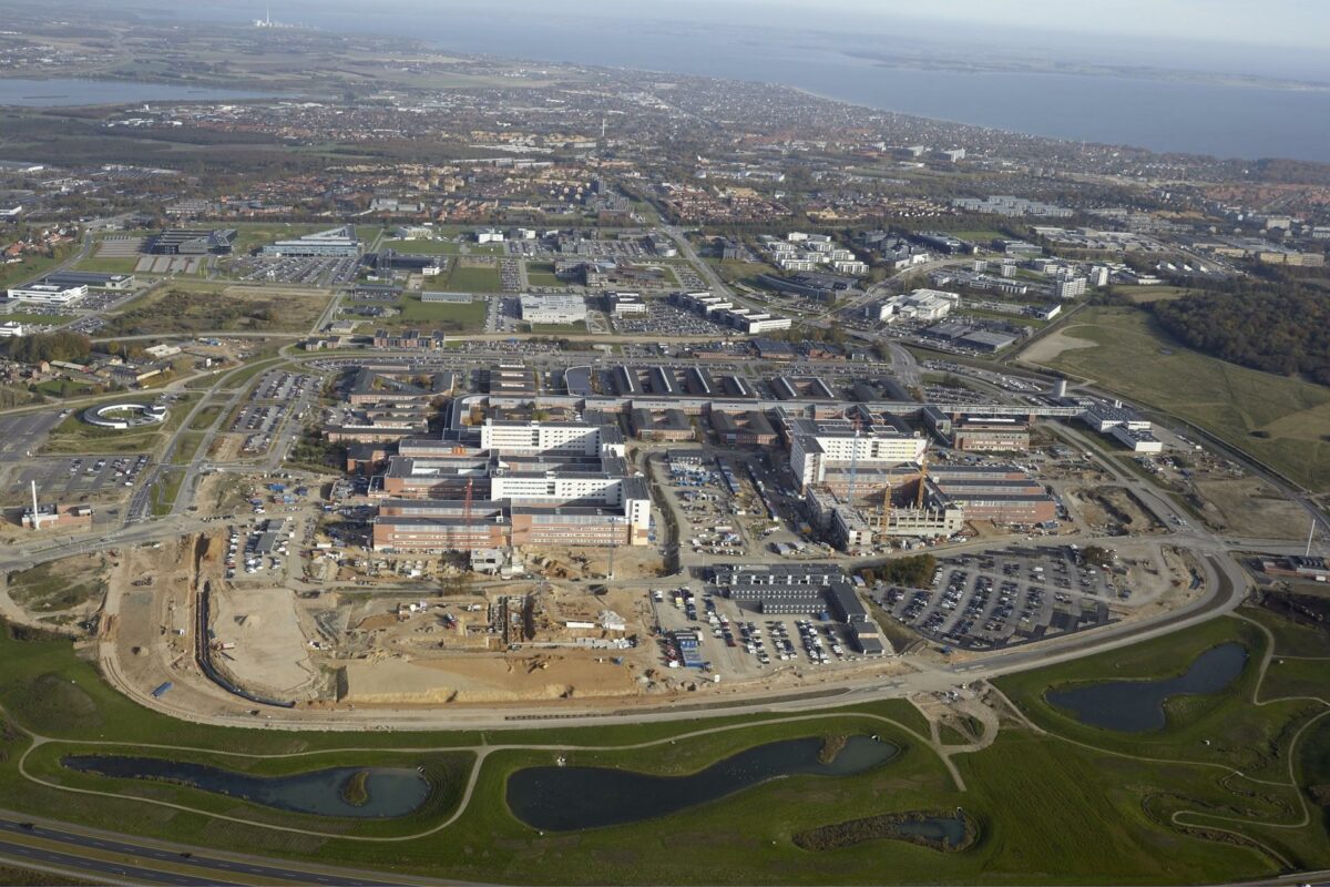 Det Nye Universitetshospital i Aarhus fylder efterhånden godt i landskabet - men der kan komme til at gå lidt længere tid end planlagt, før det kan tages i brug. Foto: Projektafdelingen for DNU