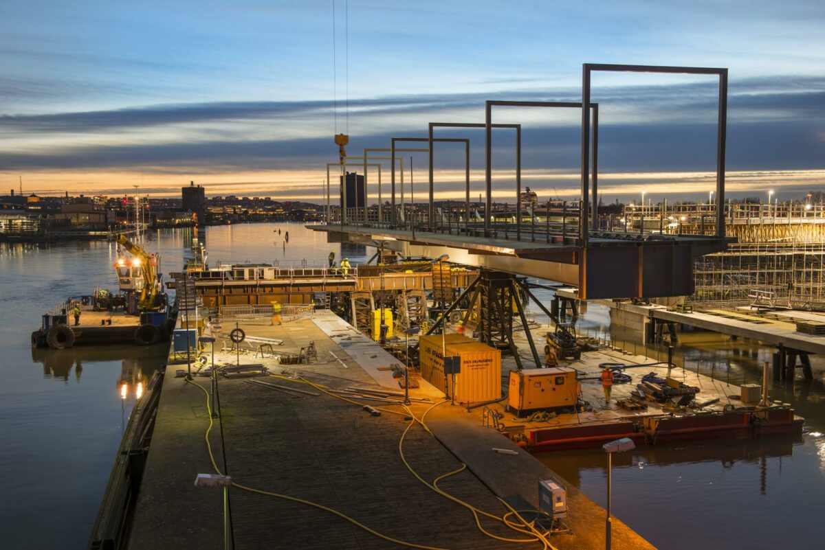 MT Højgaard har monteret den 350 tons tunge svingbro i Gøteborg. Foto: Björn Stomberg.