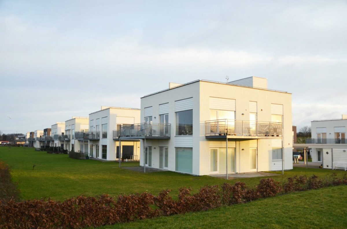 Moderne og arkitekttegnet boligbyggeri fornyer boligmassen i Danmark. Et nyt projekt skal undersøge, hvordan der kan bygges sunde huse. Foto: Colourbox.