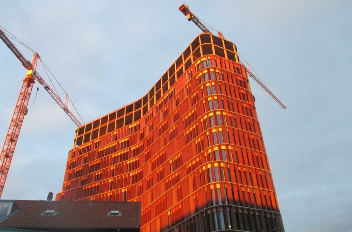 Imponerende ser det ud, men der har været problemer med arbejdssikkerheden under opførelsen af det 75 meter høje tårn. Foto: BB Fiberbeton.