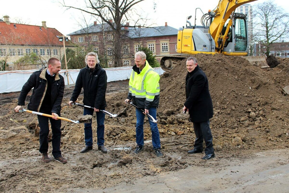 Fredag var der første spadestik på både Ottilia Hus og Jacobsen Hus i Carlsberg Byen.