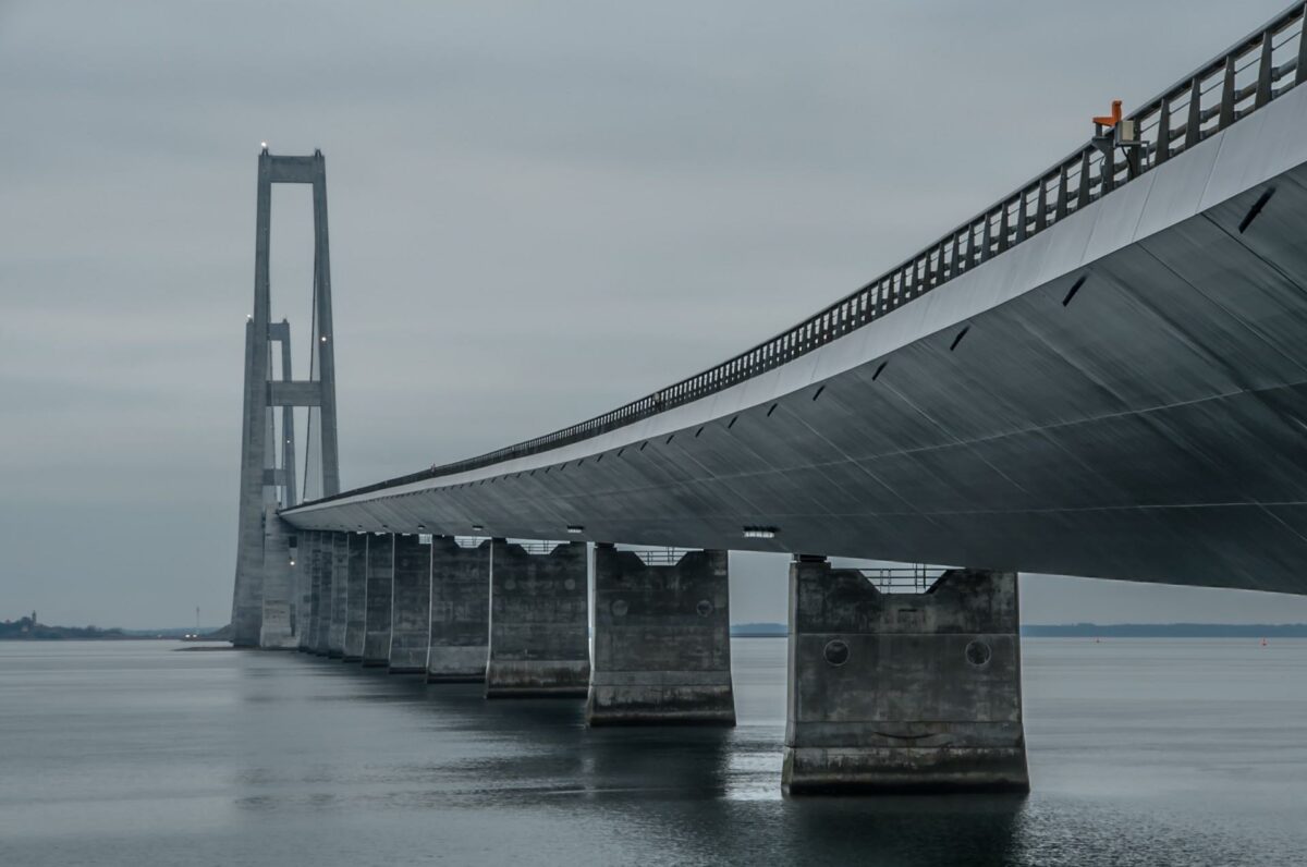 Regeringen ønsker stadig, at Storebæltsbroen skal være hovedfærdselsåren på tværs af Danmark. Foto: Colourbox.