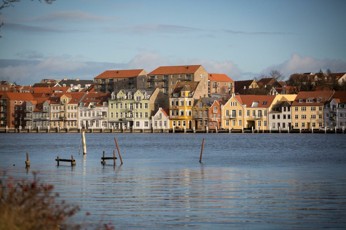 Projektet 'Sparekufferten' i Sønderborg går ud på at afprøve vandbesparende produkter, LED-belysning, samt at måle el-apparaters forbrug. Foto: Colourbox.