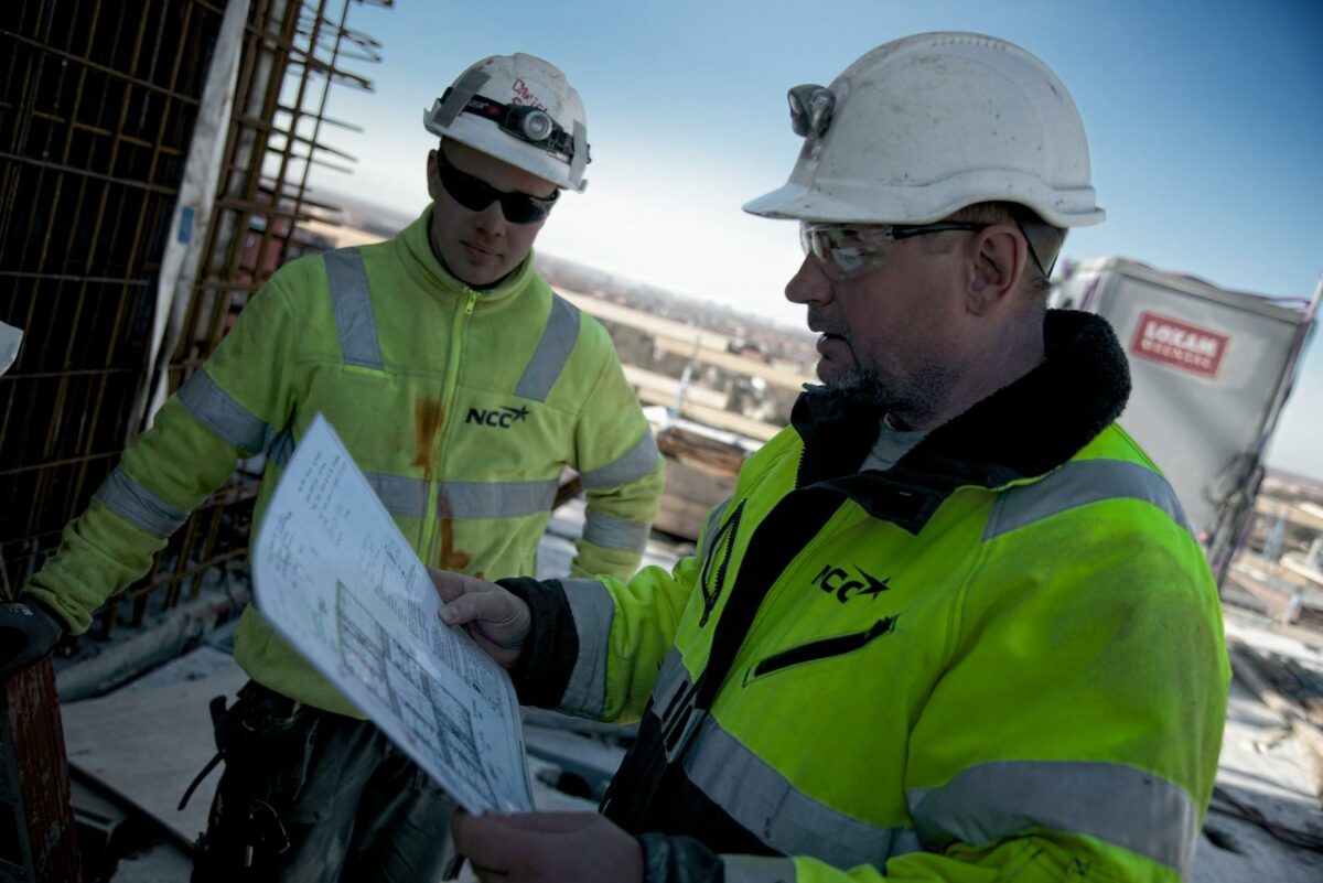 Ifølge et nyt sikkerhedskrav fra NCC skal alle nu bære hjelm og sikkerhedsbriller, når de færdes på NCC's byggepladser. Foto: NCC.