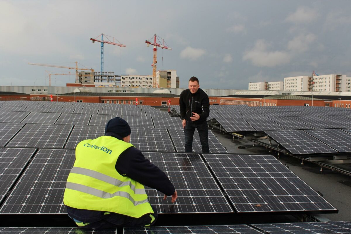 Man kan i forbindelse med en større renovering indbygge eksempelvis solvarme og sol-el i tagkonstruktioner og dermed gøre bygningerne energiproducerende. Arkivfoto.