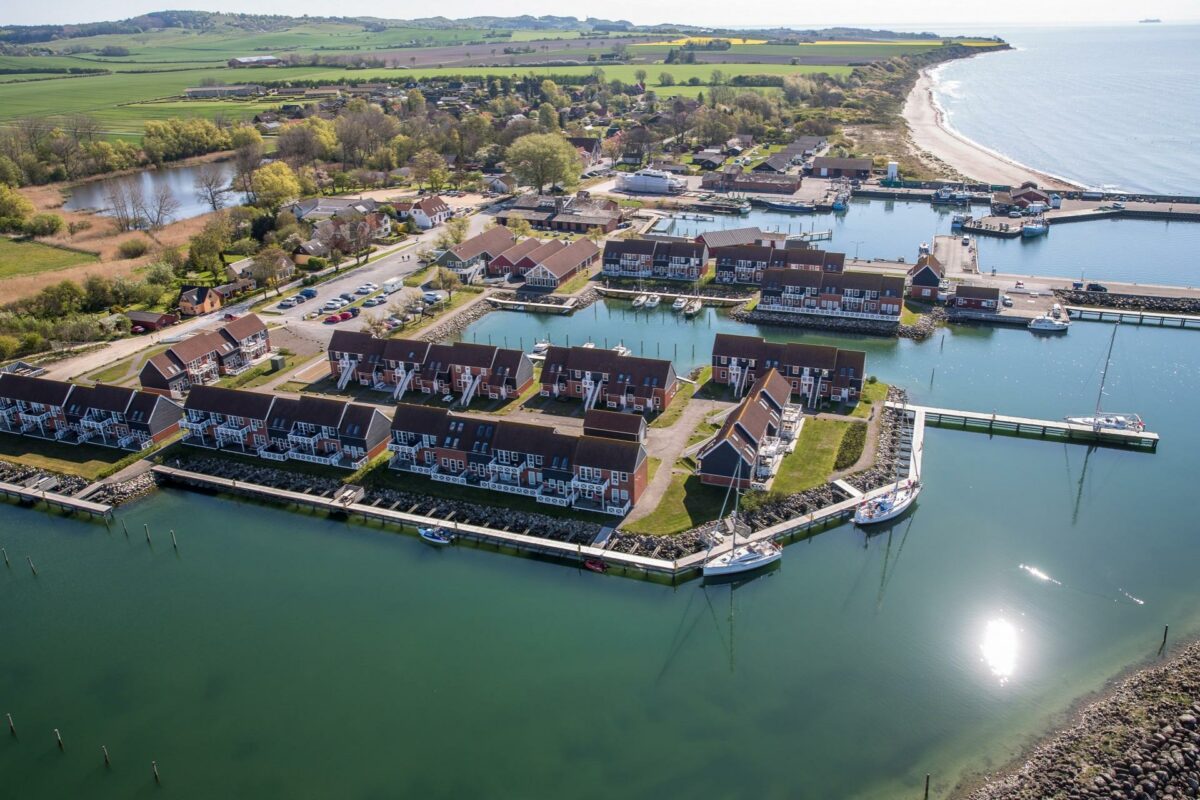 Klintholm Havn skal koble en aktiv industrihavn med en attraktiv kystturismeby. Projektet omfatter tre havnebyrum, en ny og særlig havnetrappe samt en stiforbindelse mellem havnen, byen og mosen. Foto: Realdania.