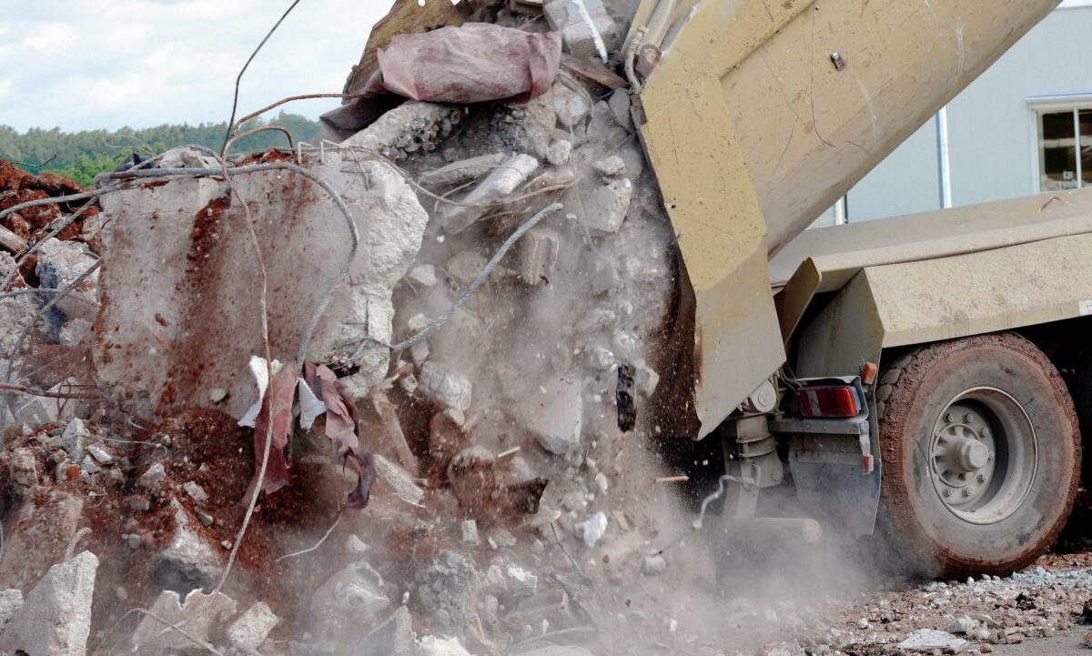 Bygge- og anlægsbranchen står for cirka en tredjedel af den samlede affaldsmængde i Danmark, hvorfor der er et stort potentiale for at genanvende byggematerialer. Foto: Colourbox.