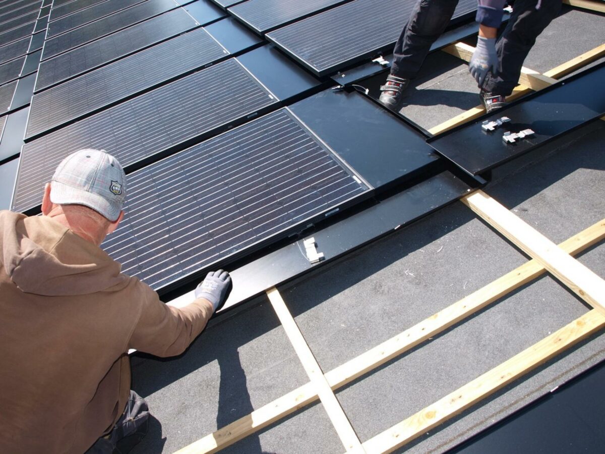 Solcelleløsningen fra iRoof Solar indebærer, at hele taget dækkes med solcellepaneler, og på den måde fremstår som en helhed. Foto: iRoof Solar.