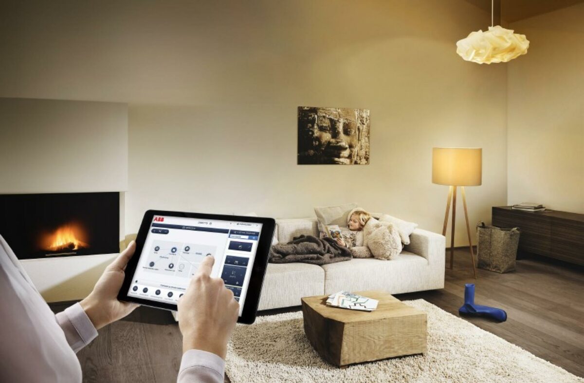 ABB lancerer nu app'en ABB-free@home, som kan styre lys, varme, aircondition, persienner og porttelefon via en app. Foto: ABB.