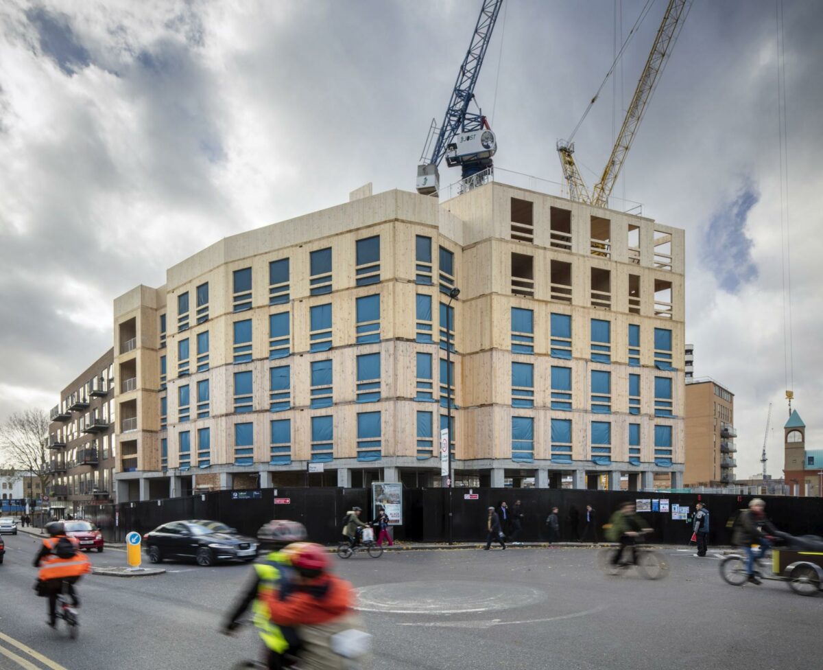 Dalston Lane i London er bygget af krydslamineret træ (CLT) og udleder kun halvt så meget CO2, som hvis der var blevet brugt beton. Foto: Daniel Shearing.