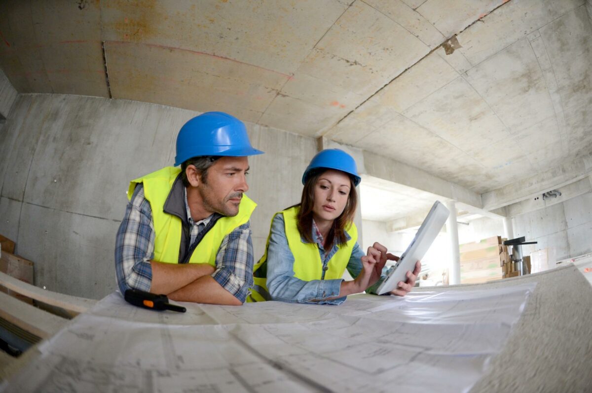 Konstruktørforeningen mener, at ordningen groft sagt kun er til gavn for dem, der får certificeringsretten og for advokatstanden. Modelfoto: Colourbox.