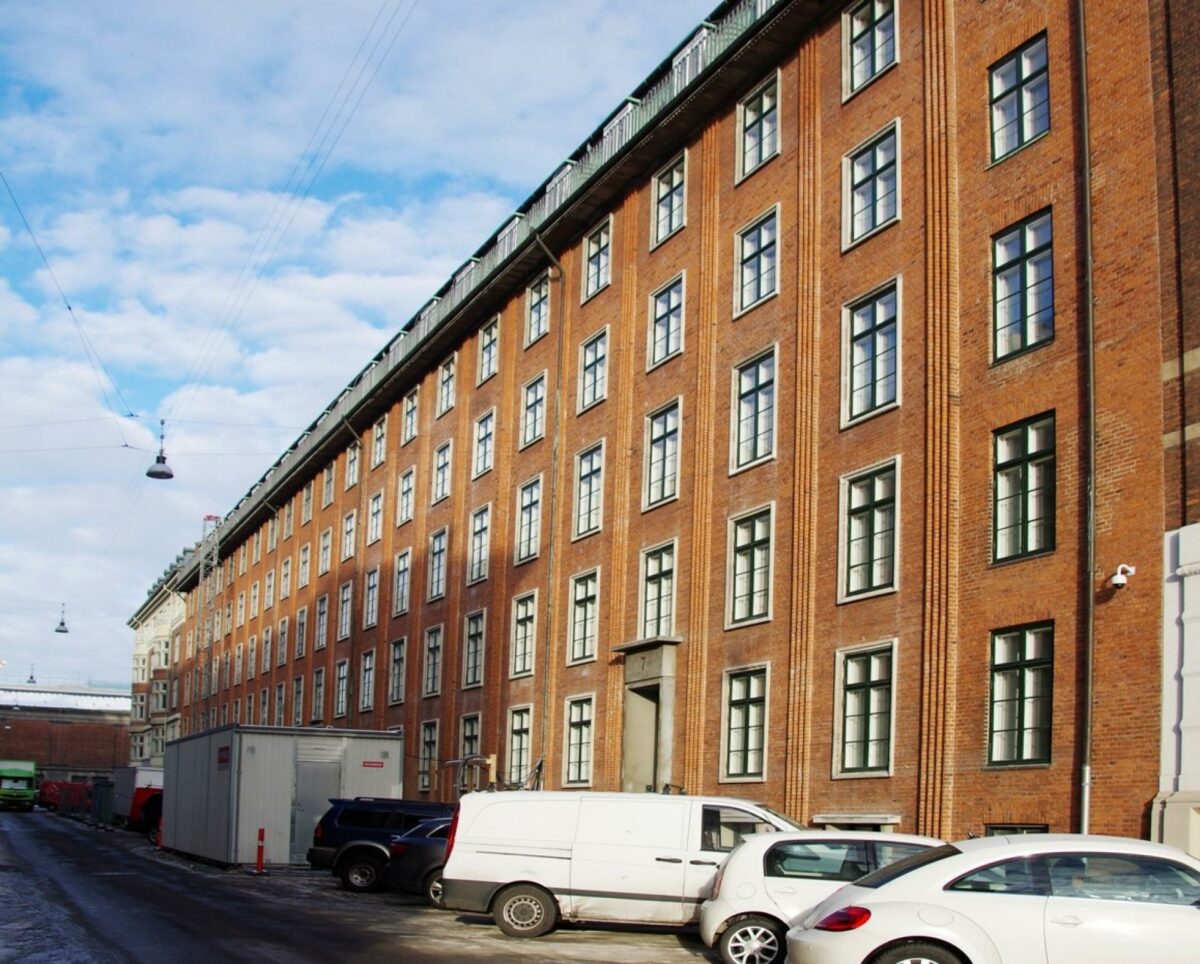 Folketingets nye supplerende medlemsboliger på Anker Heegards Gade i København er klar til indflytning. Ejendommen har været under renovering i et år, hvor de oprindelige gamle kontorer er ombygget til moderne lejligheder. Byggeriet er udført med Skou Gruppen som hovedentreprenør, SWECO Architects som totalrådgiver, Lyngkilde A/S som ingeniørrådgiver og Munksgaard plus Andersen som bygherrerådgiver. Foto: Skou Gruppen.