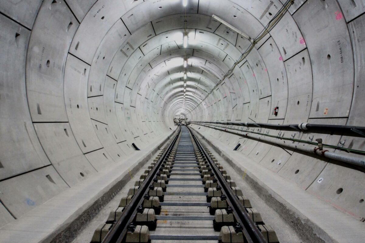 Crossrail i London er Europas største igangværende anlægsprojekt, og projektet gør brug af stålfibre frem for traditionelle armeringsjern i de 21 kilometer nye dobbelte jernbanetunneller. Foto: Crossrail Ltd.