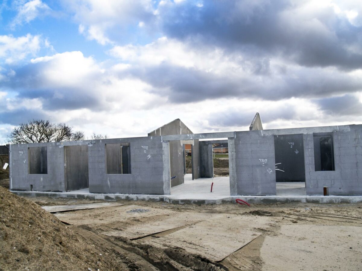 Det pointeres blandt andet, at kommunerne i stedet bare kan sælge til de almene boligselskaber. Foto: Colourbox.