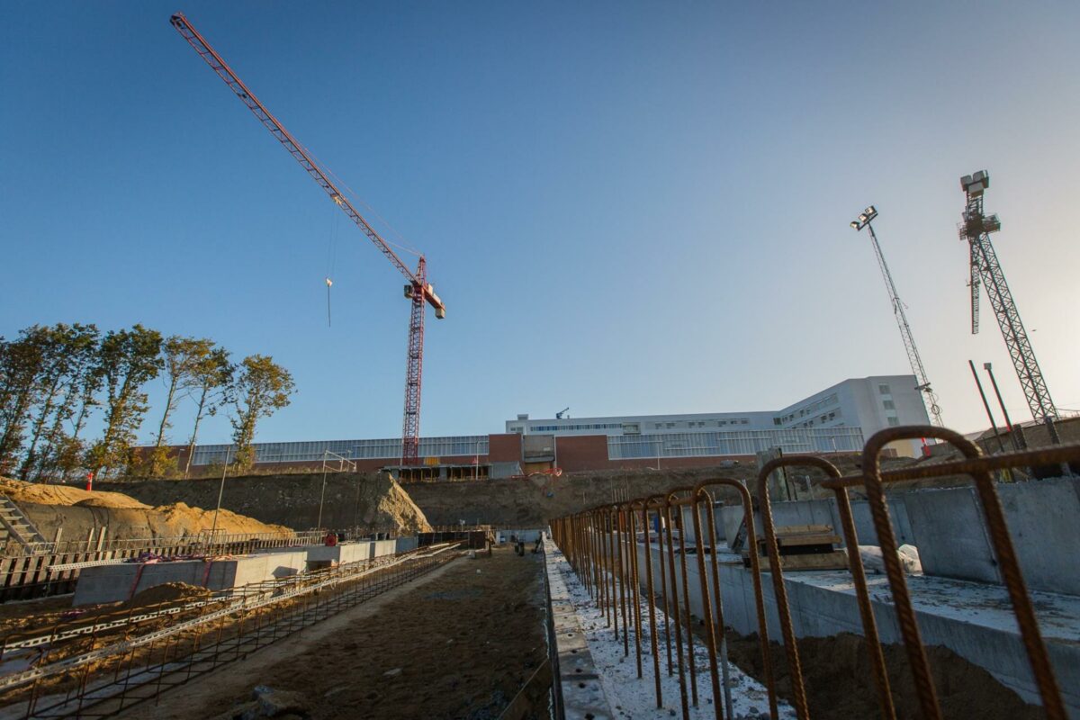 Trods klagenævnets afgørelse kan byggeriet af Psykiatrisk Center fortsætte. Foto: Poul Nyholm.