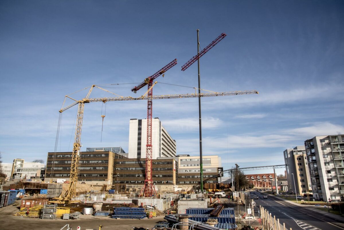 Her opsættes den nye 68 meter høje byggekran.