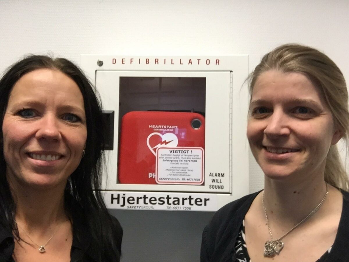 Hos JFP i Herning lærer alle nye medarbejdere hvordan man bruger hjertestarteren.