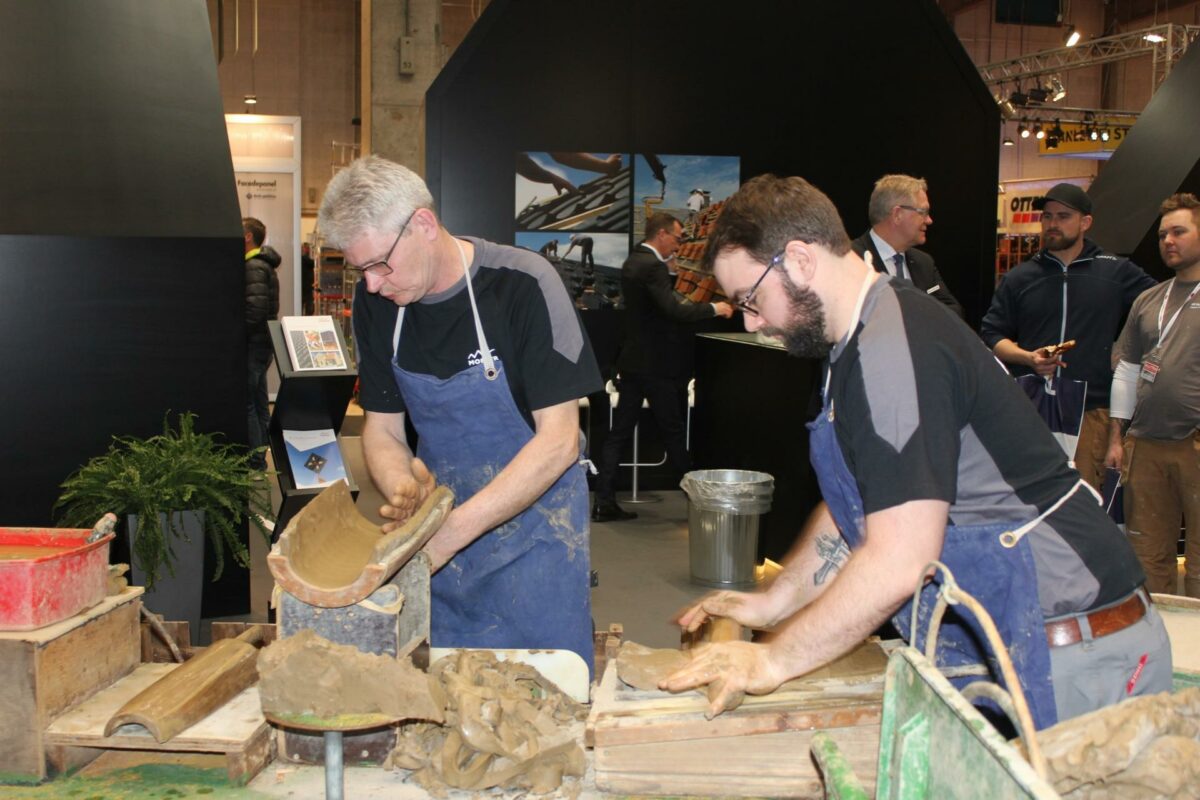 Byggeri '16 er godt i gang, og midt mellem alle byggematerialerne finder man hos Monier også en lille stand, hvor der skabes tegl. Foto: Kim Ebbesen.