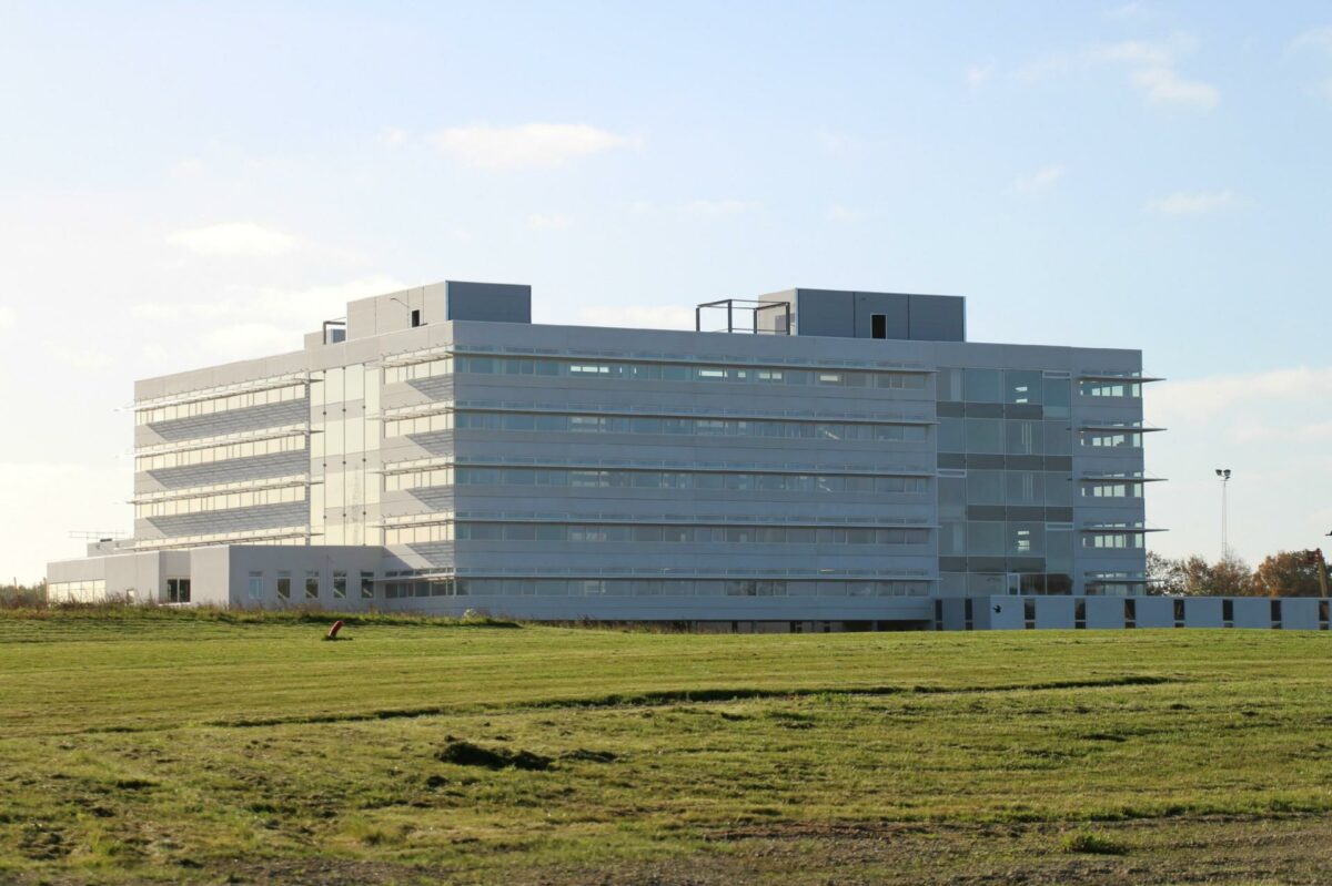 KPC er p.t. i gang med flere store byggeprojekter rundt i landet. Et af dem er Skanderborg Administrationscenter, der er tegnet af Schmidt Hammer Lassen. Pressefoto.