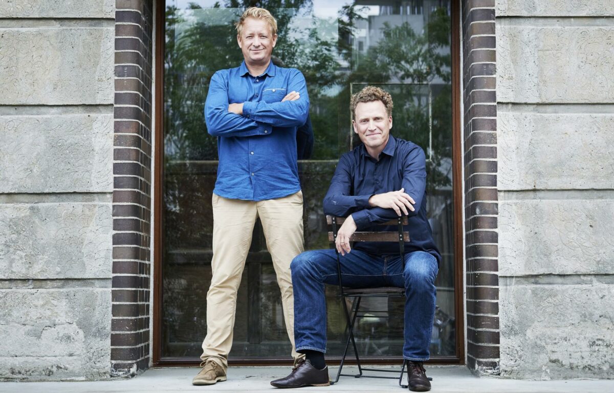 Designchef Morten Hove Lasthein og arkitekt Anders Tyrrestrup. Sammen med Anders Strange og Torben Skovbjerg Larsen udgør de partnerkredsen i AART designers. Ved siden heraf udgør Anders Tyrrestrup, Anders Strange og Torben Skovbjerg Larsen partnerkredsen i AART architects. Foto: AART designers og Kirstine Mengel.