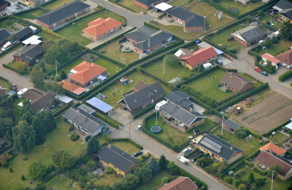 Dansk Byggeri mener, at balladen omkring bidragssaterne i Totalkredit gør husejerne usikre, hvilket vil koste aktivitet i byggebranchen. Foto: Colourbox.