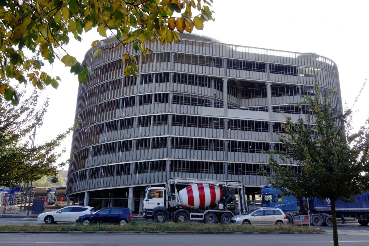 Parkeringshuset på Bispebjerg Hospital har plads til ca. 600 biler. Et område svarende til 40 pladser i stueetagen bliver sat til salg med det formål at etablere detailhandel. Foto: Byggeriets Billedbank.