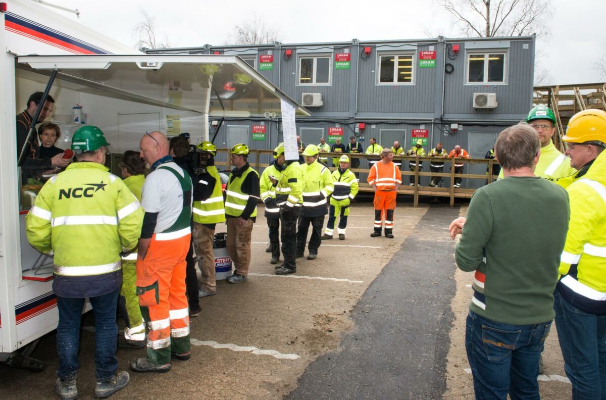 100 dage uden arbejdsulykker blev fejret med Pølser. Pressefoto.