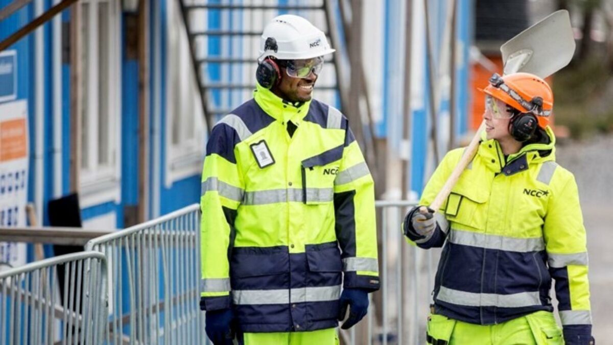 Nu starter NCC Jobskolen, der skal give flygtninge fra Syrien og Eritrea erfaring med den danske byggebranche. Foto: NCC.