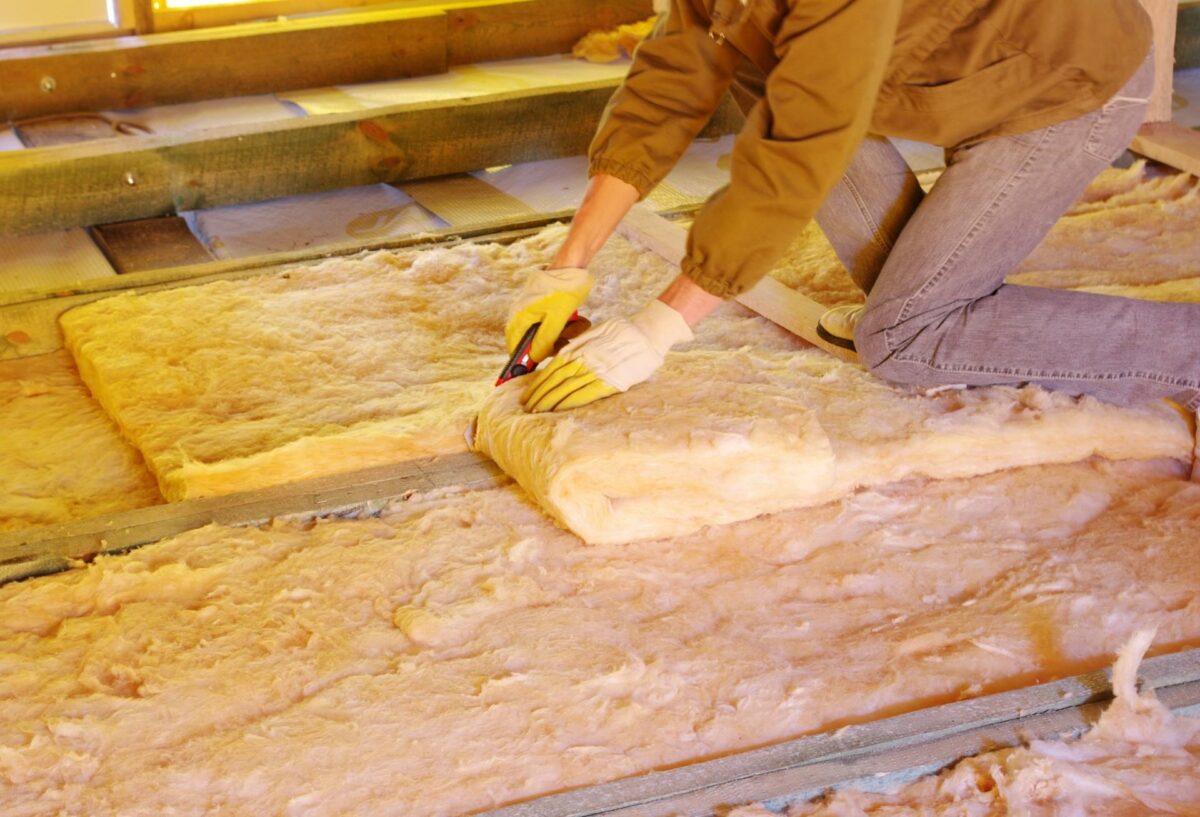 Dansk Fjernvarmes Handelsselskab, DFH og Brancheforeningen Danske Byggecentre tilbyder nu, at de ansatte i landets byggecentre kan hjælpe private og professionelle med at søge energitilskud. Foto: Colourbox.