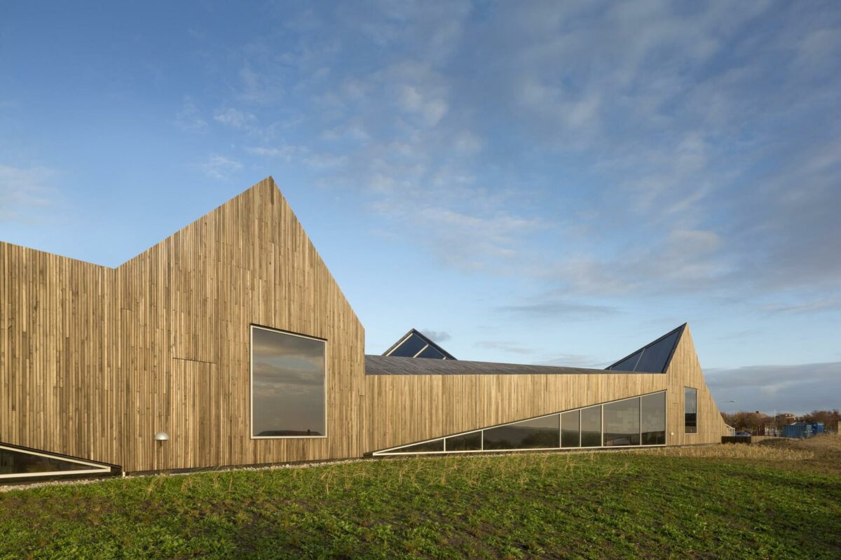 Dorthe Mandrup Arkitekter vandt Träpriset 2016 for tegnestuen byggeri, Råå Förskola, som ligger på en fredet strandeng i Helsingborg. Foto: Adam Mørk.