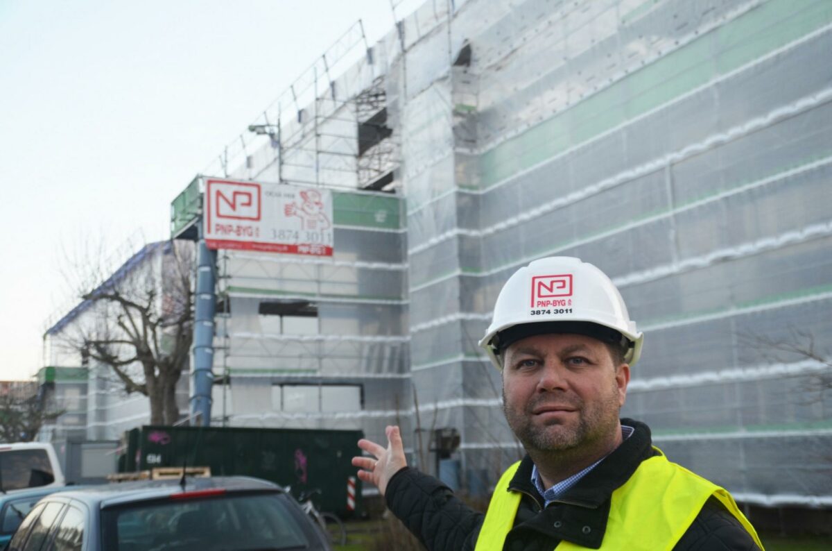 Administrerende direktør og ejer af PNP Byg A/S Carsten Jensen er her fotograferet ved Tritonerne i Vanløse, hvor virksomheden netop nu som led i en energirenovering for Boligselskabet DEAS er langt fremme med at udskifte vinduer og tage i tre boligblokke.