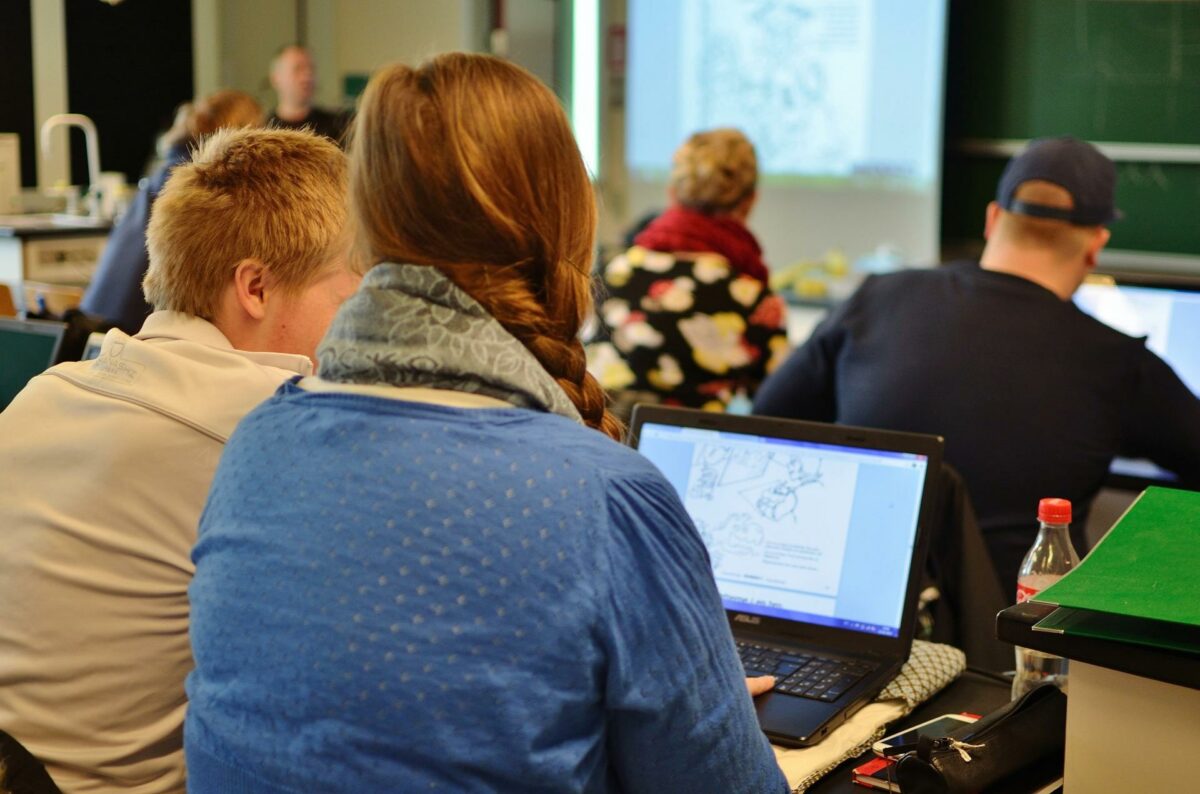 Det dårlige indeklima skyldes blandt andet, at mange skoler er gamle og bygget så langt tilbage i tiden, at de ikke har skullet følge det nuværende bygningsreglement i forhold til eksempelvis ventilation. Foto: Colourbox.