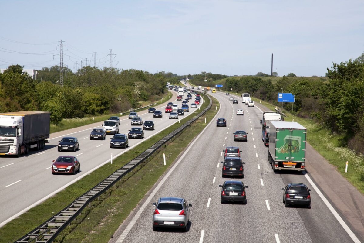 E45 er hårdt trængt af trafik, og særligt Socialdemokraterne ser gerne en Hærvejsmotorvej realiseret i en fart. Foto: Colourbox.