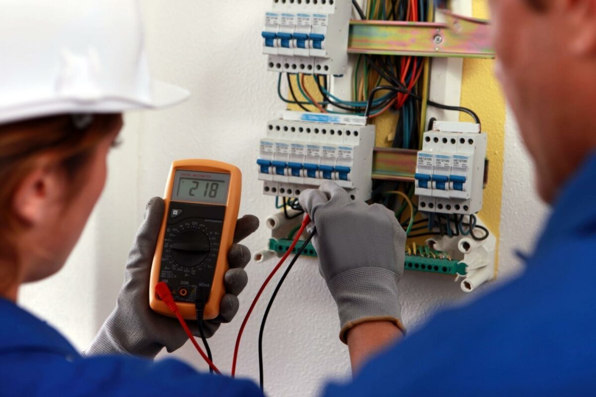 Manglen på elektrikere kan løses, mener Tekniq. Foto: Colourbox.
