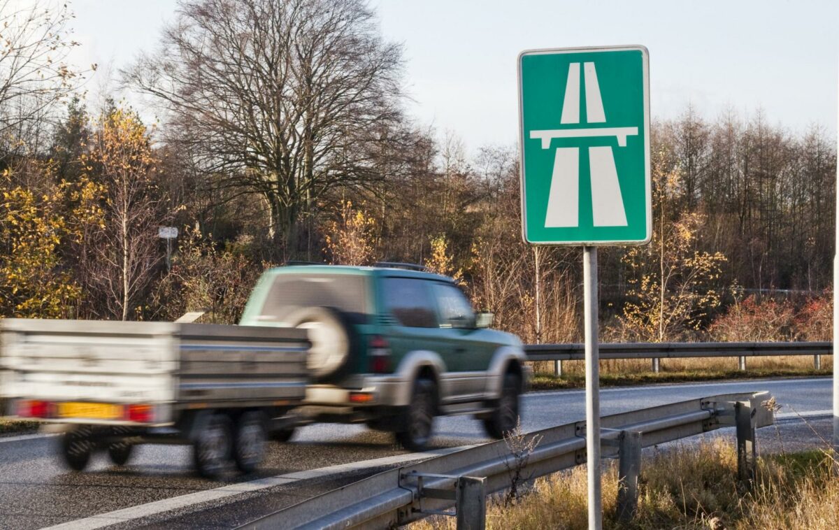 Såfremt traileren lever op til en række tekniske betingelser, vil man fra 1. juli lovligt kunne køre med op til 100 kilometer i timen på motorveje og 80 kilometer i timen på øvrige veje. Foto: Colourbox.